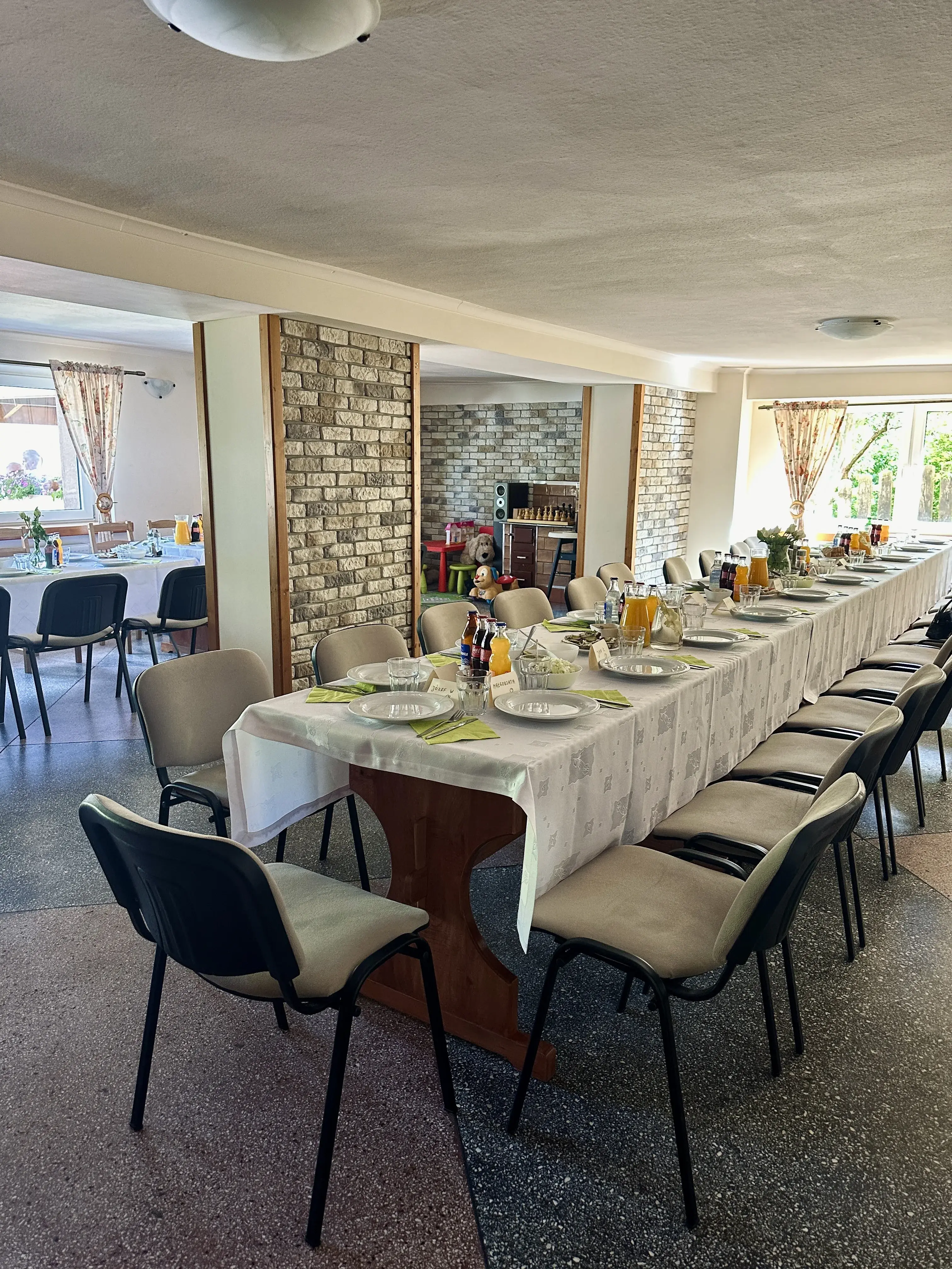 Sala przygotowana do przyjęcia