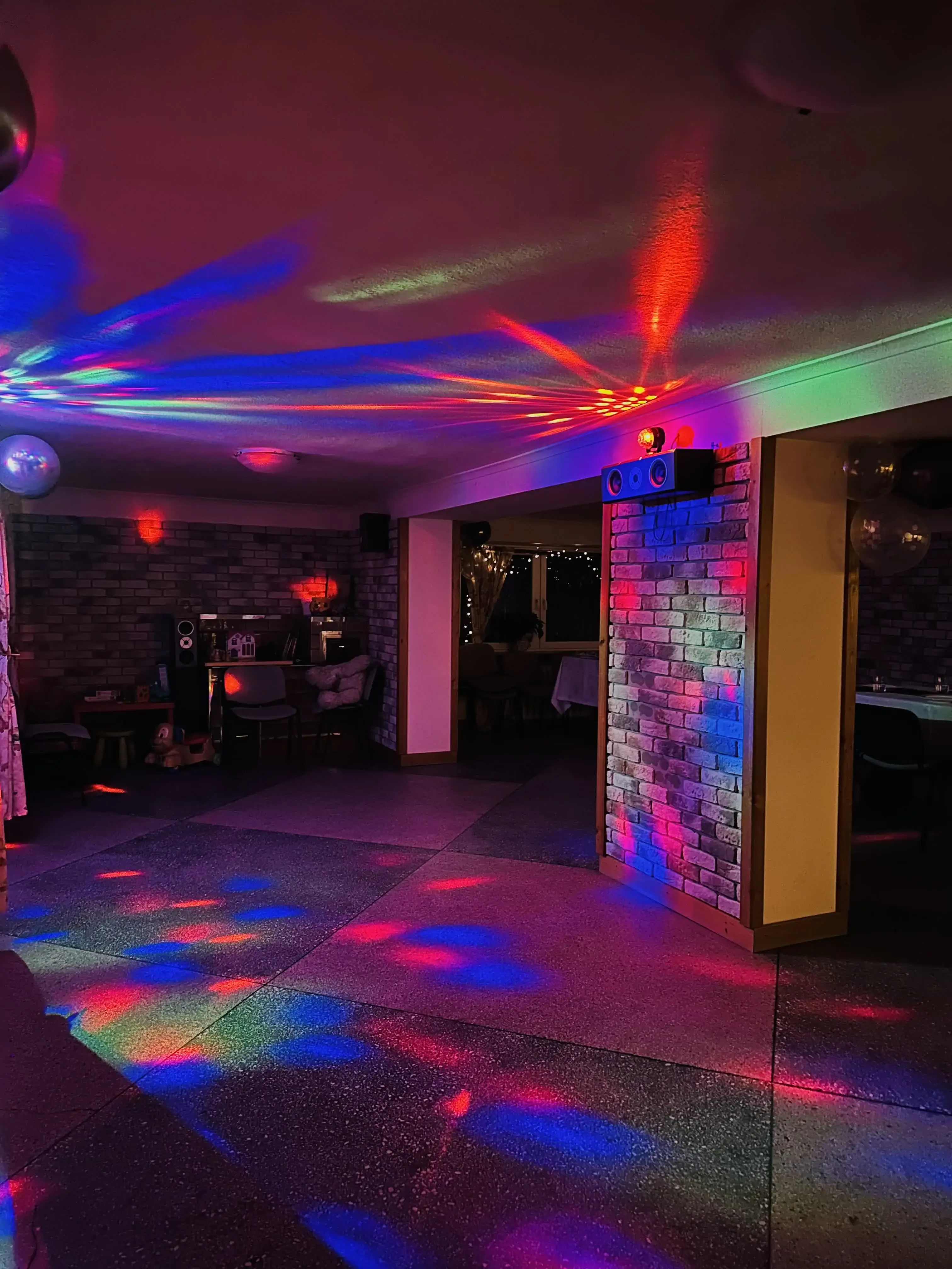Sala podczas wieczornego przyjęcia