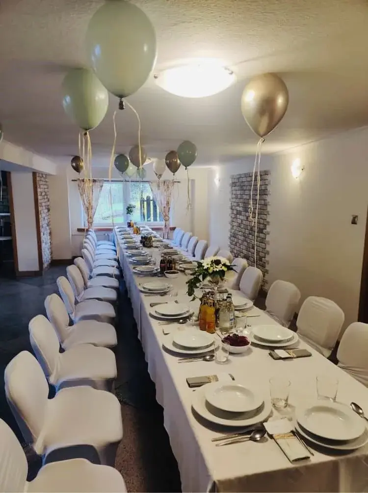 Sala przygotowana na rodzinne przyjęcie