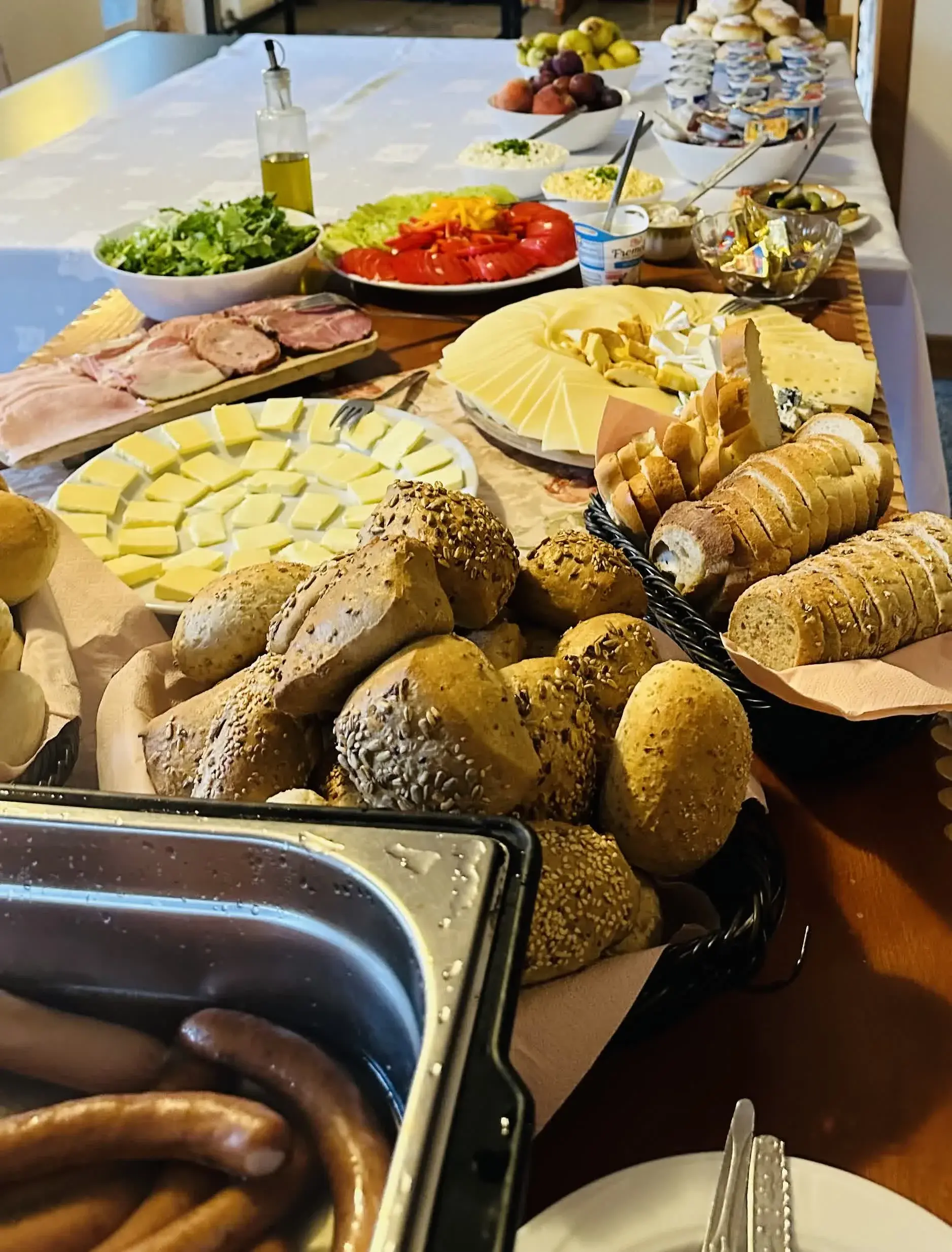 Śniadanie podane na stole