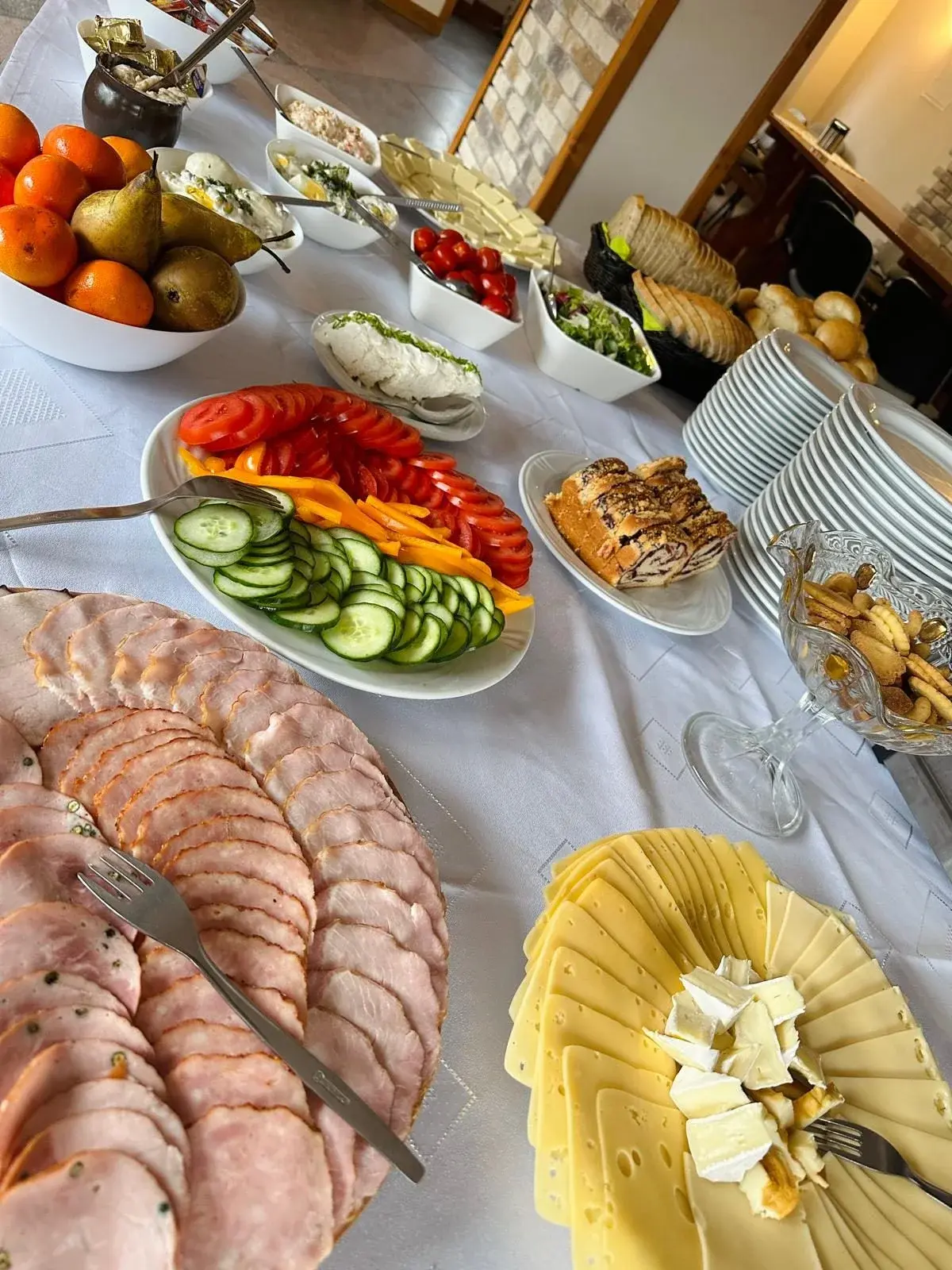 Nakryty stół przygotowany dla gości pensjonatu